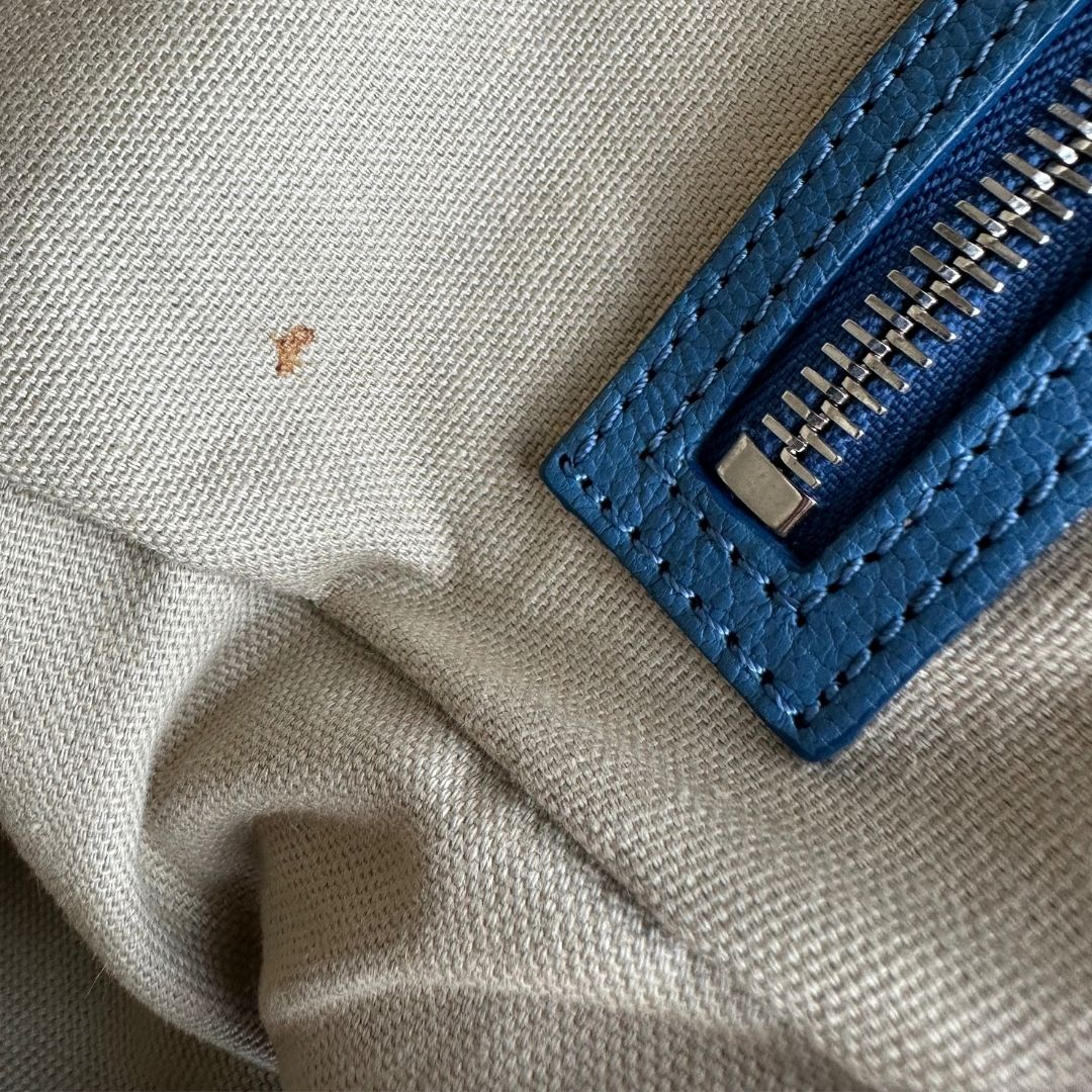 Borsa Givenchy Antigona in pelle martellata blu petrolio munita di doppi manici stondati e tracolla. Parti metalliche argentate. Completa di dustbag. Originale, usato, in condizioni ottime. 