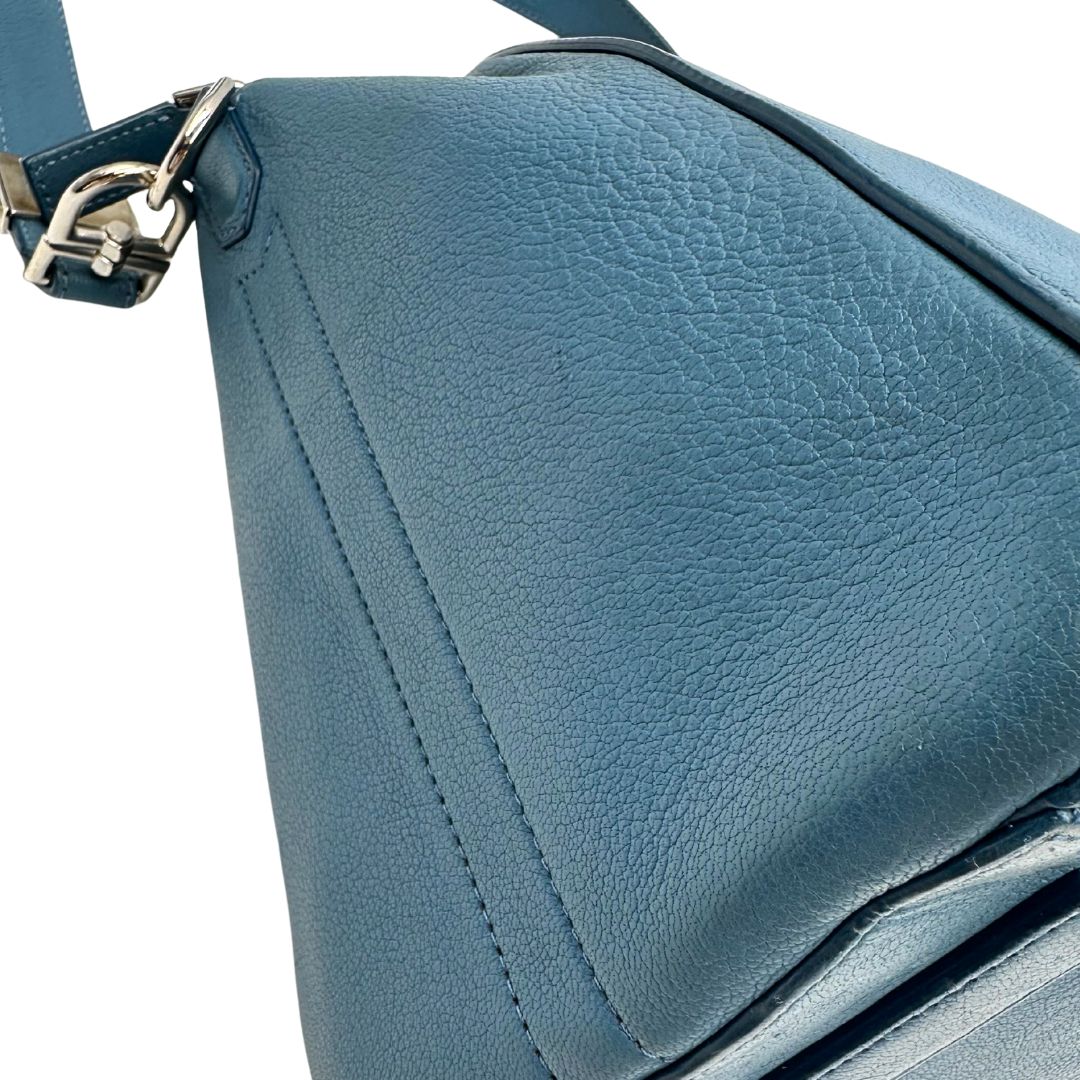 Borsa Givenchy Antigona in pelle martellata blu petrolio munita di doppi manici stondati e tracolla. Parti metalliche argentate. Completa di dustbag. Originale, usato, in condizioni ottime. 