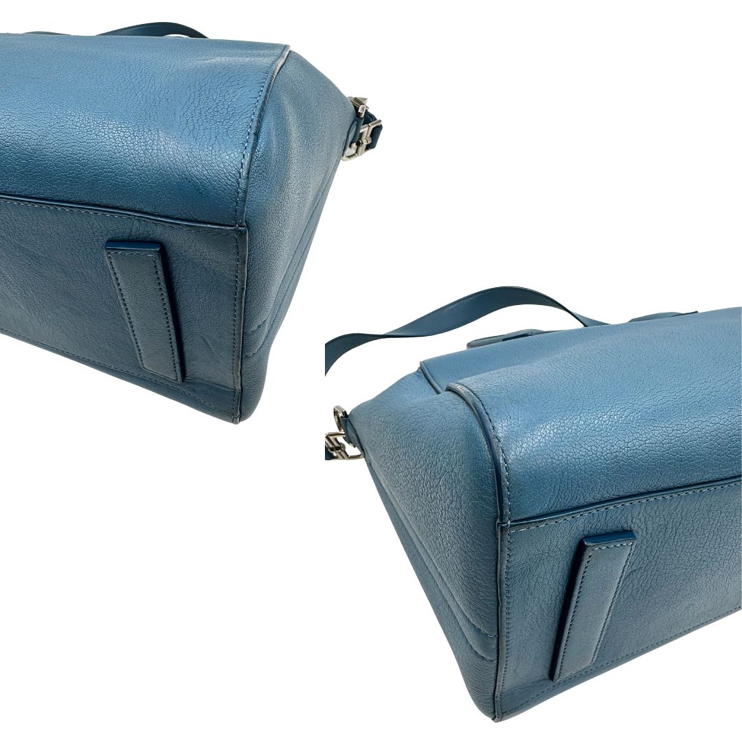 Borsa Givenchy Antigona in pelle martellata blu petrolio munita di doppi manici stondati e tracolla. Parti metalliche argentate. Completa di dustbag. Originale, usato, in condizioni ottime. 