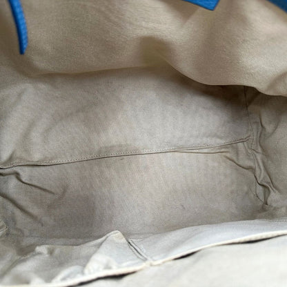 Borsa Givenchy Antigona in pelle martellata blu petrolio munita di doppi manici stondati e tracolla. Parti metalliche argentate. Completa di dustbag. Originale, usato, in condizioni ottime. 