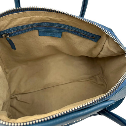 Borsa Givenchy Antigona in pelle martellata blu petrolio munita di doppi manici stondati e tracolla. Parti metalliche argentate. Completa di dustbag. Originale, usato, in condizioni ottime. 