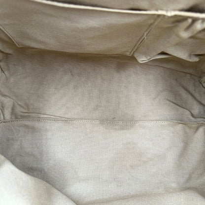 Borsa Givenchy Antigona in pelle martellata blu petrolio munita di doppi manici stondati e tracolla. Parti metalliche argentate. Completa di dustbag. Originale, usato, in condizioni ottime. 