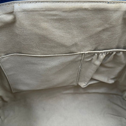 Borsa Givenchy Antigona in pelle martellata blu petrolio munita di doppi manici stondati e tracolla. Parti metalliche argentate. Completa di dustbag. Originale, usato, in condizioni ottime. 