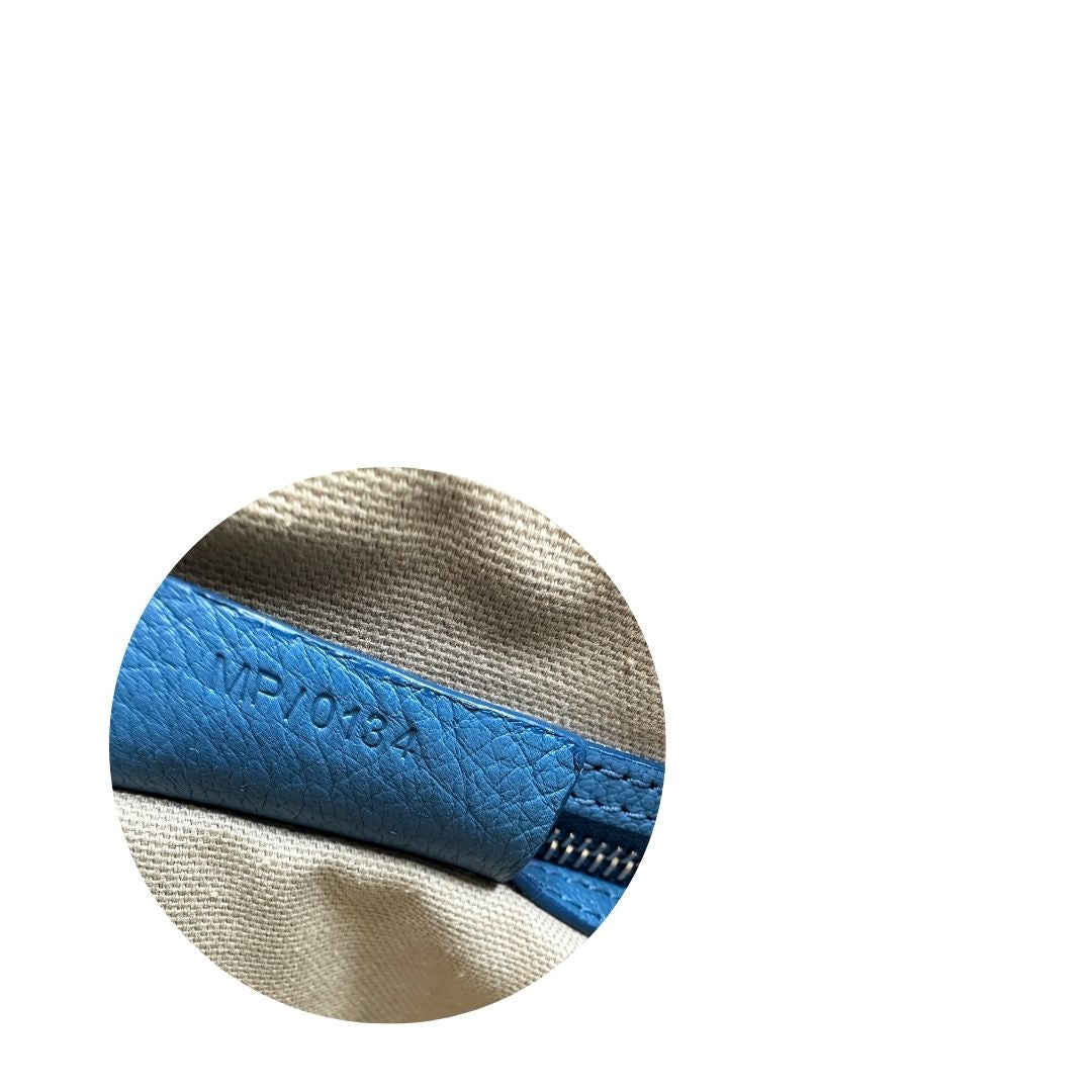 Borsa Givenchy Antigona in pelle martellata blu petrolio munita di doppi manici stondati e tracolla. Parti metalliche argentate. Completa di dustbag. Originale, usato, in condizioni ottime. 