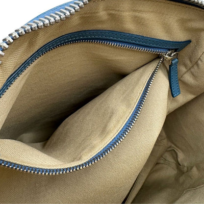 Borsa Givenchy Antigona in pelle martellata blu petrolio munita di doppi manici stondati e tracolla. Parti metalliche argentate. Completa di dustbag. Originale, usato, in condizioni ottime. 