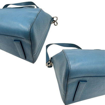 Borsa Givenchy Antigona in pelle martellata blu petrolio munita di doppi manici stondati e tracolla. Parti metalliche argentate. Completa di dustbag. Originale, usato, in condizioni ottime. 