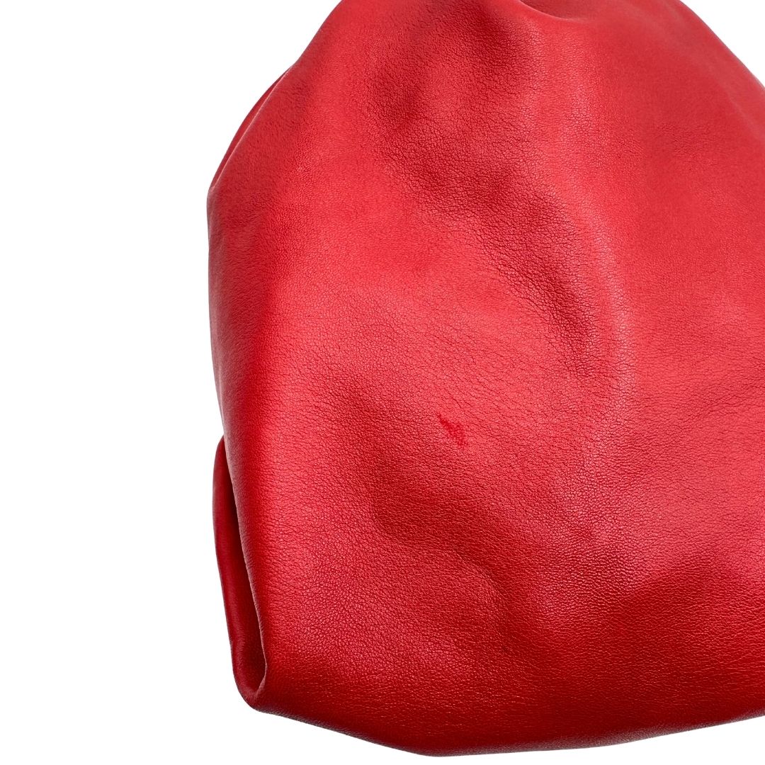 Sac Pochon Saint Laurent in pelle rossa con parti metalliche argentate. Rifinito con logo lettering sul front e munito di una pochette estraibile. Completo di dustbag. Originale, di lusso, usato, in condizioni ottime. 