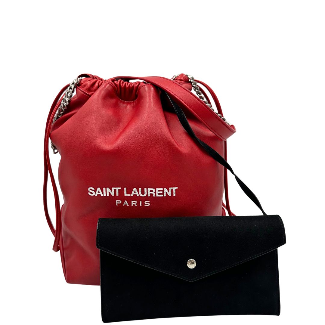 Sac Pochon Saint Laurent in pelle rossa con parti metalliche argentate. Rifinito con logo lettering sul front e munito di una pochette estraibile. Completo di dustbag. Originale, di lusso, usato, in condizioni ottime. 