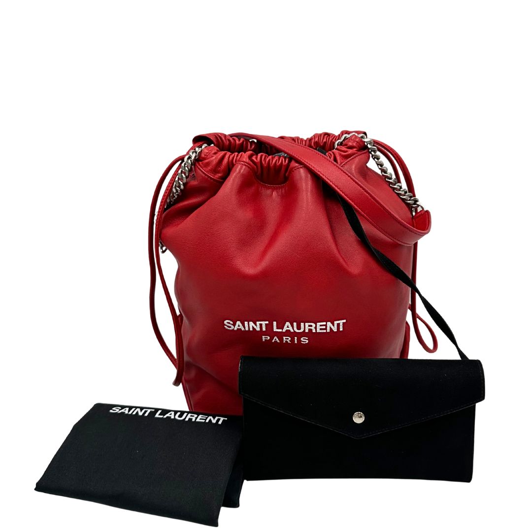 Sac Pochon Saint Laurent in pelle rossa con parti metalliche argentate. Rifinito con logo lettering sul front e munito di una pochette estraibile. Completo di dustbag. Originale, di lusso, usato, in condizioni ottime. 
