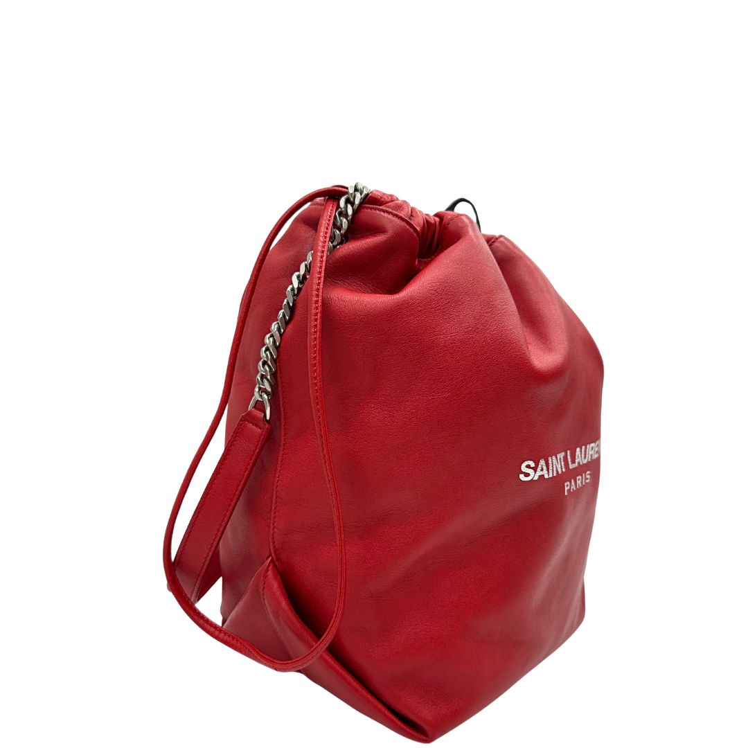 Sac Pochon Saint Laurent in pelle rossa con parti metalliche argentate. Rifinito con logo lettering sul front e munito di una pochette estraibile. Completo di dustbag. Originale, di lusso, usato, in condizioni ottime. 
