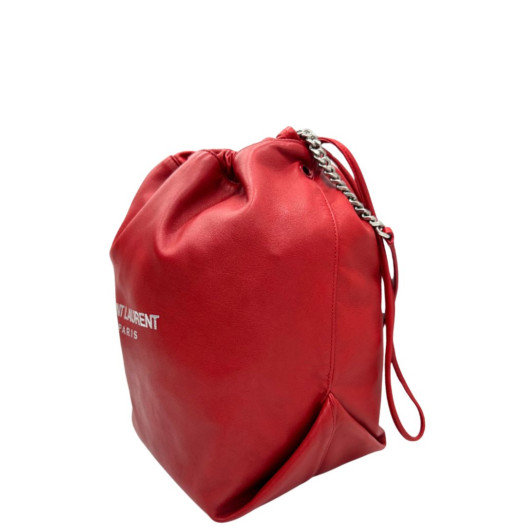 Sac Pochon Saint Laurent in pelle rossa con parti metalliche argentate. Rifinito con logo lettering sul front e munito di una pochette estraibile. Completo di dustbag. Originale, di lusso, usato, in condizioni ottime. 