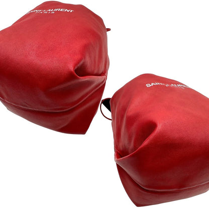 Sac Pochon Saint Laurent in pelle rossa con parti metalliche argentate. Rifinito con logo lettering sul front e munito di una pochette estraibile. Completo di dustbag. Originale, di lusso, usato, in condizioni ottime. 