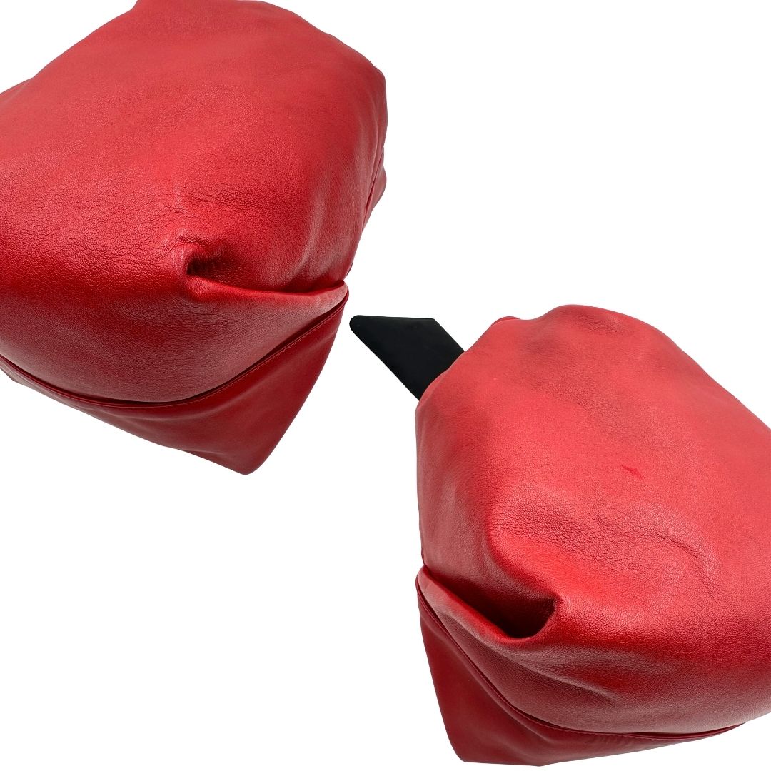 Sac Pochon Saint Laurent in pelle rossa con parti metalliche argentate. Rifinito con logo lettering sul front e munito di una pochette estraibile. Completo di dustbag. Originale, di lusso, usato, in condizioni ottime. 