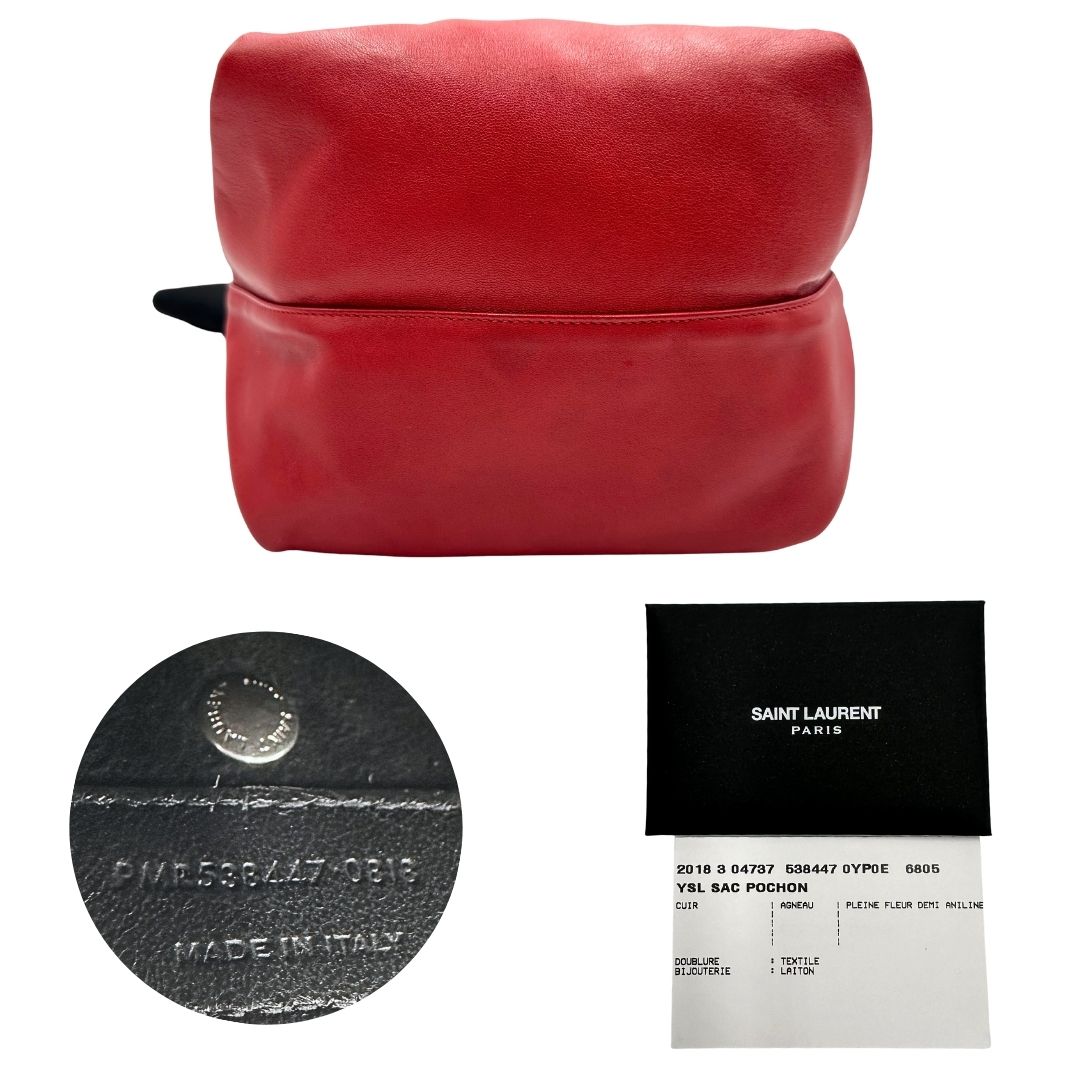 Sac Pochon Saint Laurent in pelle rossa con parti metalliche argentate. Rifinito con logo lettering sul front e munito di una pochette estraibile. Completo di dustbag. Originale, di lusso, usato, in condizioni ottime. 