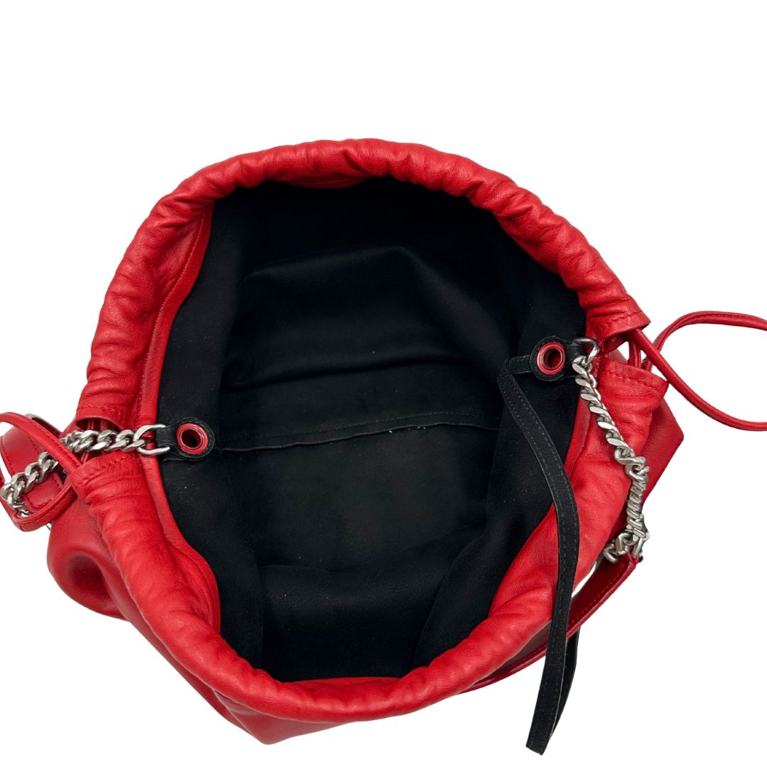 Sac Pochon Saint Laurent in pelle rossa con parti metalliche argentate. Rifinito con logo lettering sul front e munito di una pochette estraibile. Completo di dustbag. Originale, di lusso, usato, in condizioni ottime. 