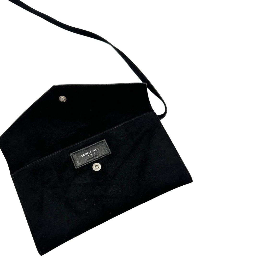 Sac Pochon Saint Laurent in pelle rossa con parti metalliche argentate. Rifinito con logo lettering sul front e munito di una pochette estraibile. Completo di dustbag. Originale, di lusso, usato, in condizioni ottime. 