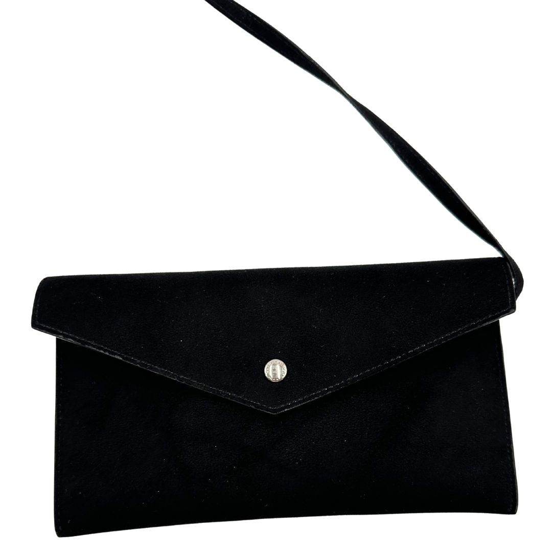 Sac Pochon Saint Laurent in pelle rossa con parti metalliche argentate. Rifinito con logo lettering sul front e munito di una pochette estraibile. Completo di dustbag. Originale, di lusso, usato, in condizioni ottime. 