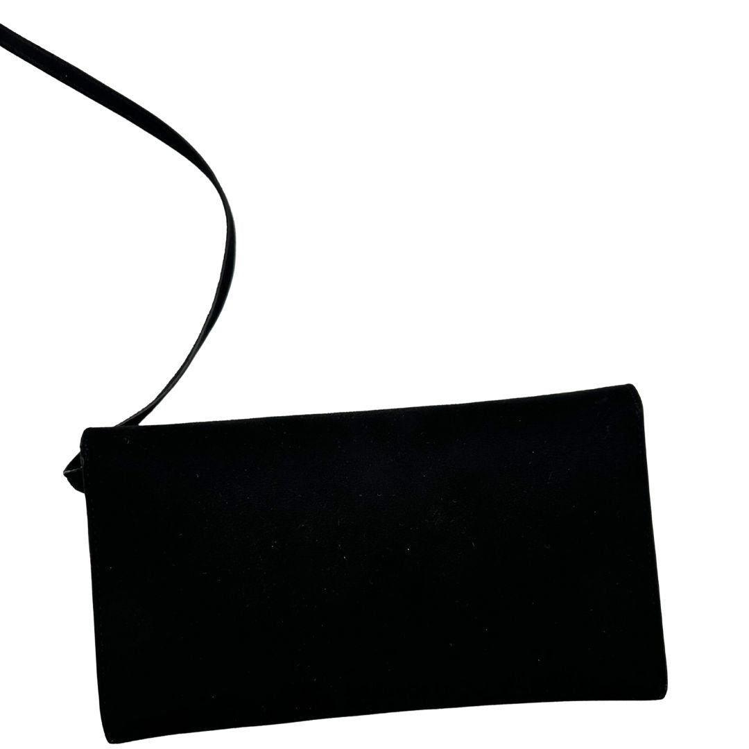 Sac Pochon Saint Laurent in pelle rossa con parti metalliche argentate. Rifinito con logo lettering sul front e munito di una pochette estraibile. Completo di dustbag. Originale, di lusso, usato, in condizioni ottime. 