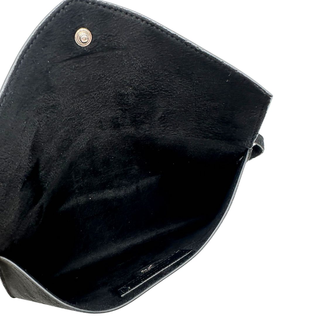 Sac Pochon Saint Laurent in pelle rossa con parti metalliche argentate. Rifinito con logo lettering sul front e munito di una pochette estraibile. Completo di dustbag. Originale, di lusso, usato, in condizioni ottime. 