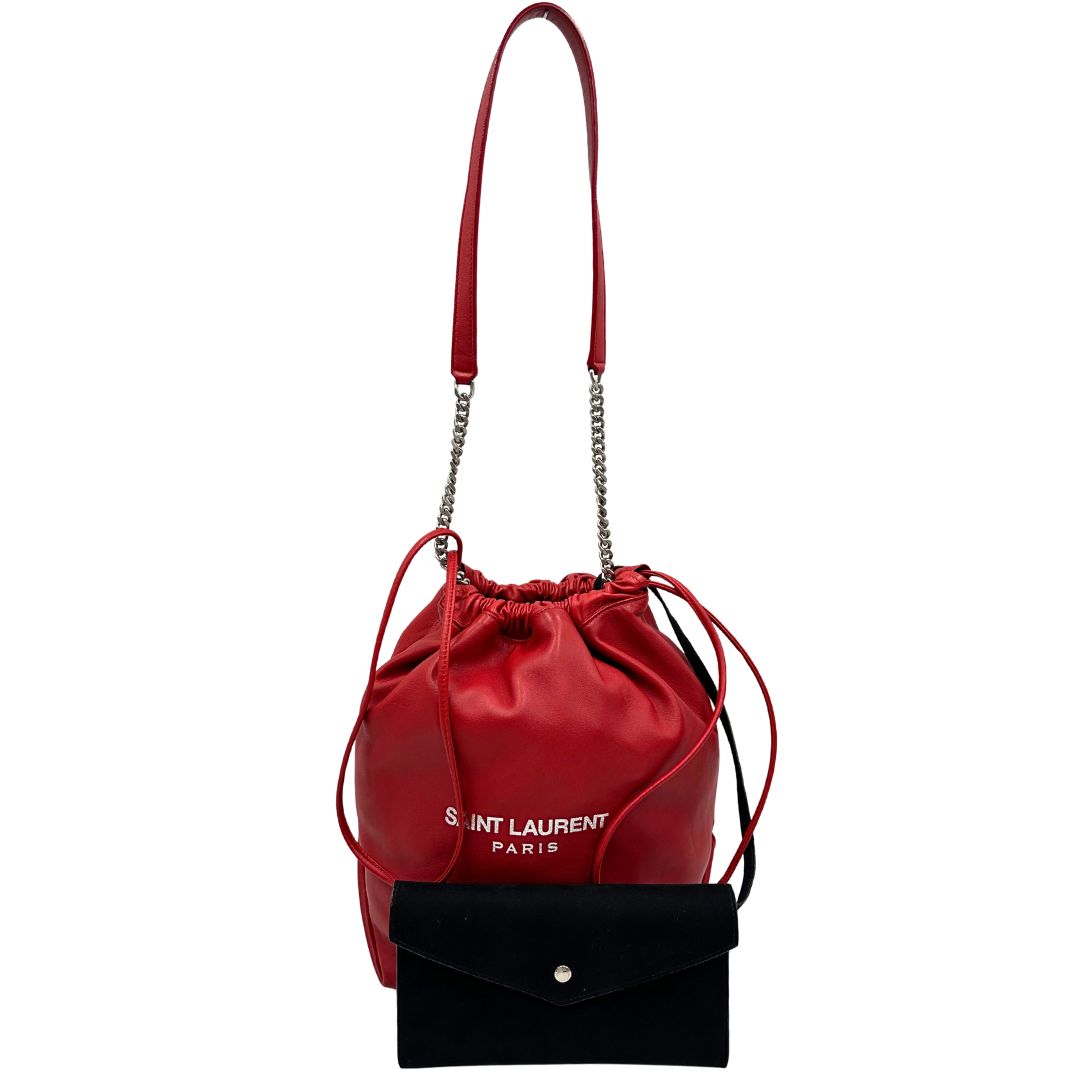 Sac Pochon Saint Laurent in pelle rossa con parti metalliche argentate. Rifinito con logo lettering sul front e munito di una pochette estraibile. Completo di dustbag. Originale, di lusso, usato, in condizioni ottime. 