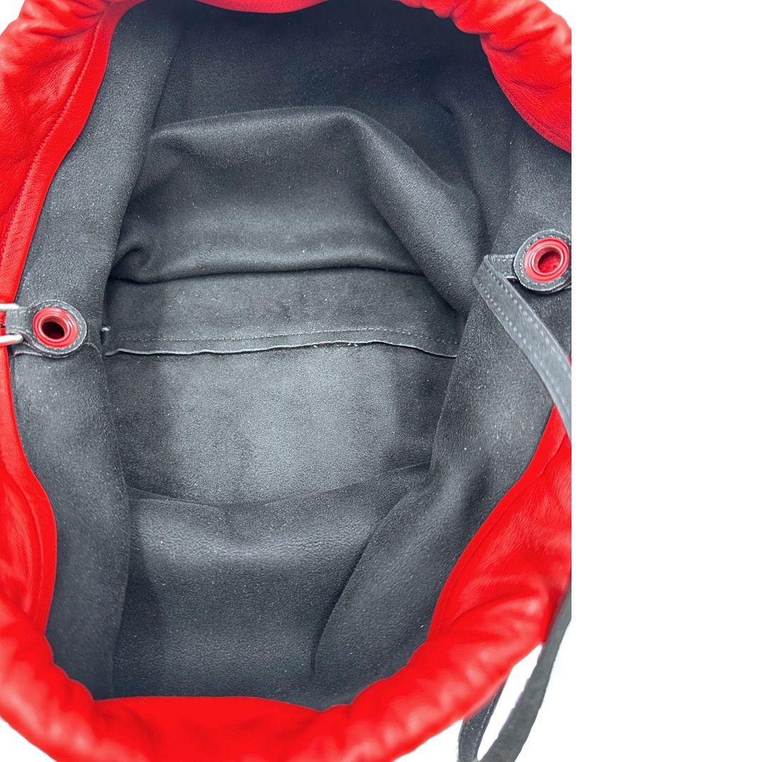 Sac Pochon Saint Laurent in pelle rossa con parti metalliche argentate. Rifinito con logo lettering sul front e munito di una pochette estraibile. Completo di dustbag. Originale, di lusso, usato, in condizioni ottime. 