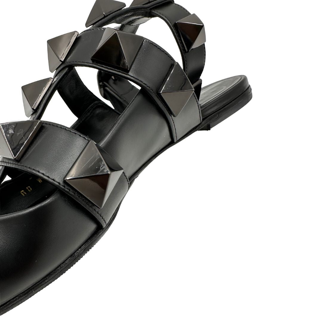 Ballerine Valentino Garavani in pelle nera impreziosite da iconiche borchie effeto renio.