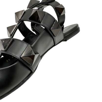 Ballerine Valentino Garavani in pelle nera impreziosite da iconiche borchie effeto renio.