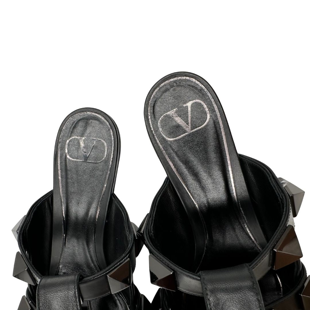  Ballerine Valentino Garavani in pelle nera impreziosite da iconiche borchie effeto renio.