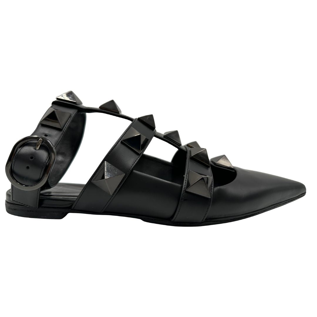 Laterali Ballerine Valentino Garavani in pelle nera impreziosite da iconiche borchie effeto renio.