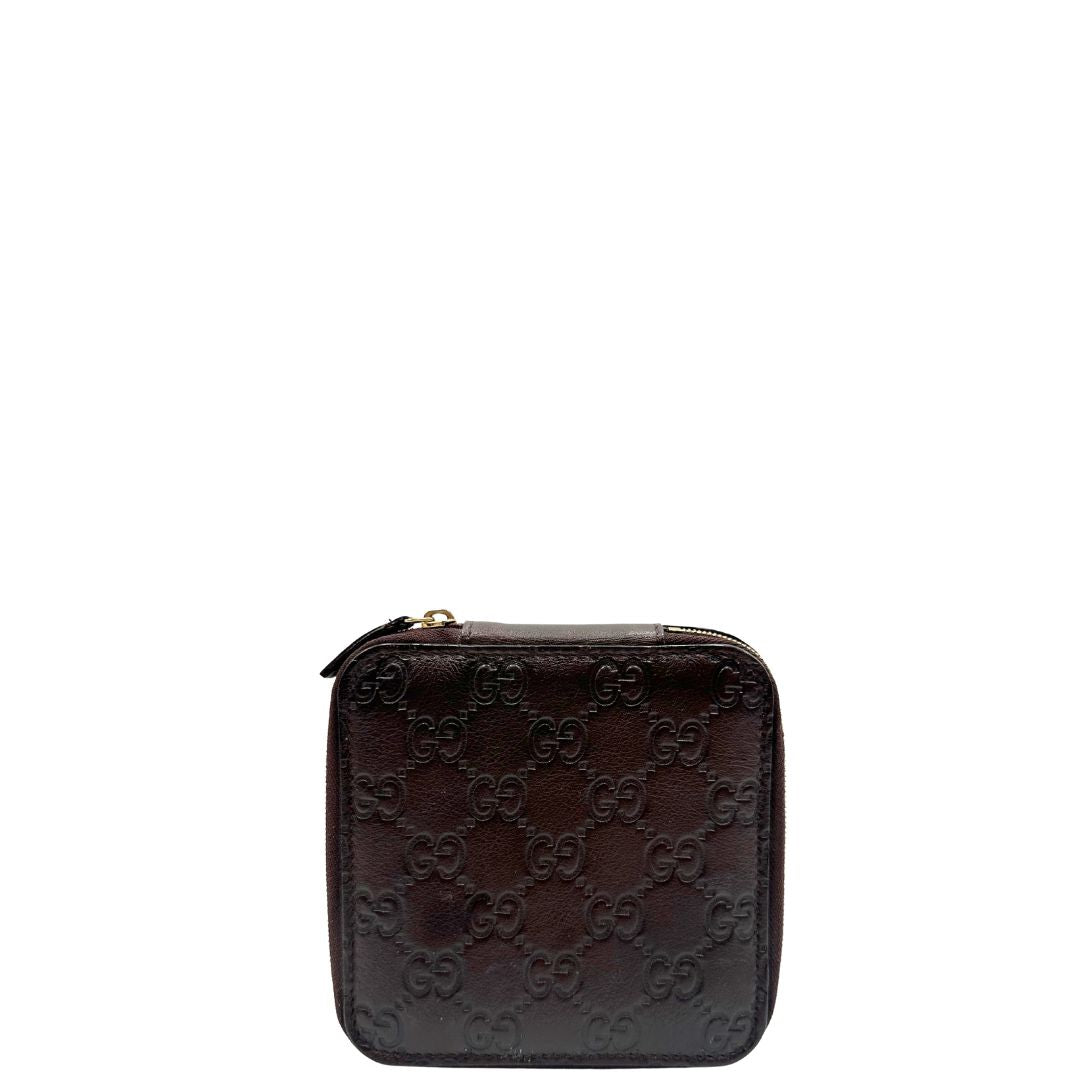 Portagioie Gucci in pelle marrone testa di moro con trama GG e parti metalliche dorate. Completo di dustbag. Originale, usato, in condizioni ottime. 