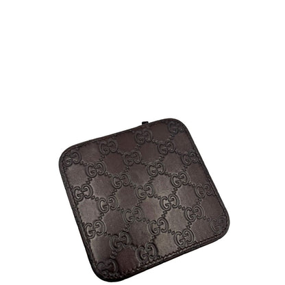 Portagioie Gucci in pelle marrone testa di moro con trama GG e parti metalliche dorate. Completo di dustbag. Originale, usato, in condizioni ottime. 