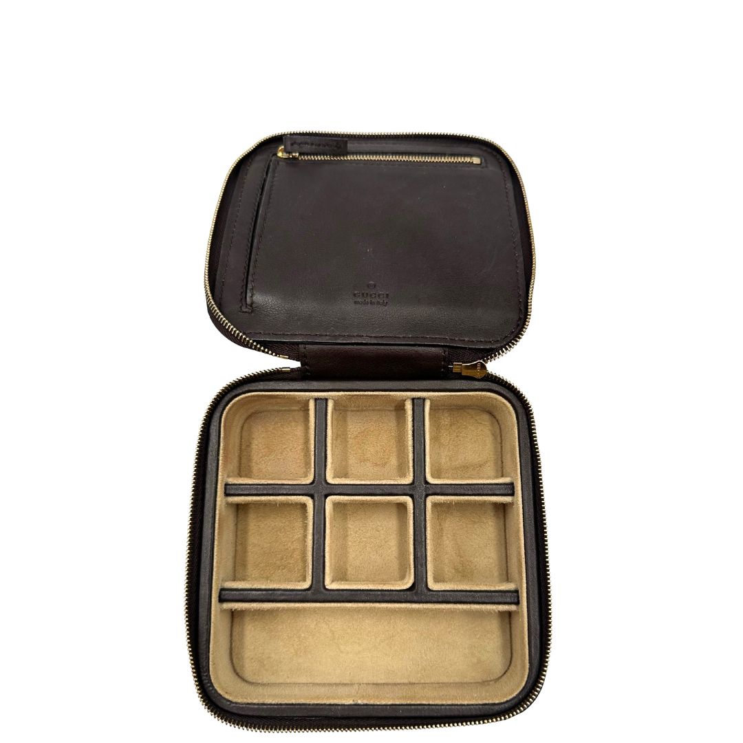 Portagioie Gucci in pelle marrone testa di moro con trama GG e parti metalliche dorate. Completo di dustbag. Originale, usato, in condizioni ottime. 