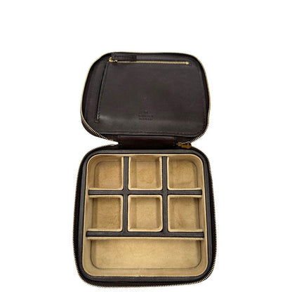 Portagioie Gucci in pelle marrone testa di moro con trama GG e parti metalliche dorate. Completo di dustbag. Originale, usato, in condizioni ottime. 