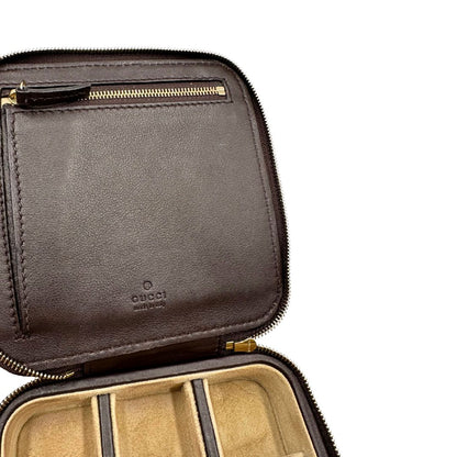 Portagioie Gucci in pelle marrone testa di moro con trama GG e parti metalliche dorate. Completo di dustbag. Originale, usato, in condizioni ottime. 