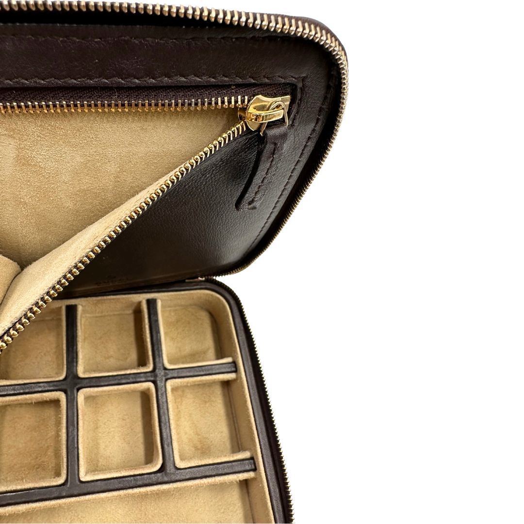 Portagioie Gucci in pelle marrone testa di moro con trama GG e parti metalliche dorate. Completo di dustbag. Originale, usato, in condizioni ottime. 