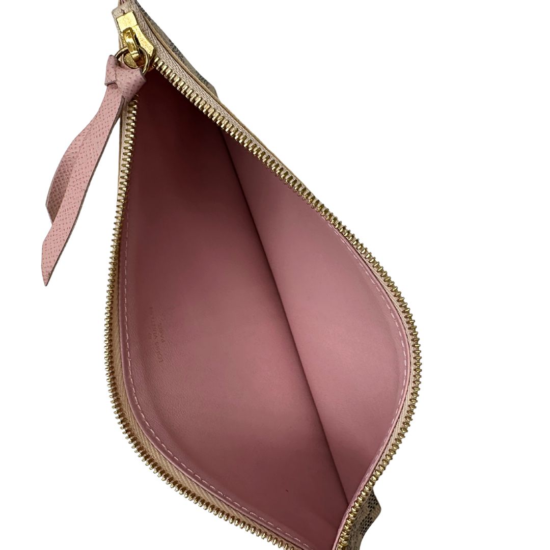 interno Borsa L.V. in canvas Damier Azur rifinita con parti metalliche dorate; munita di una tracolla in catena amovibile, un portacarte e un portamonete 