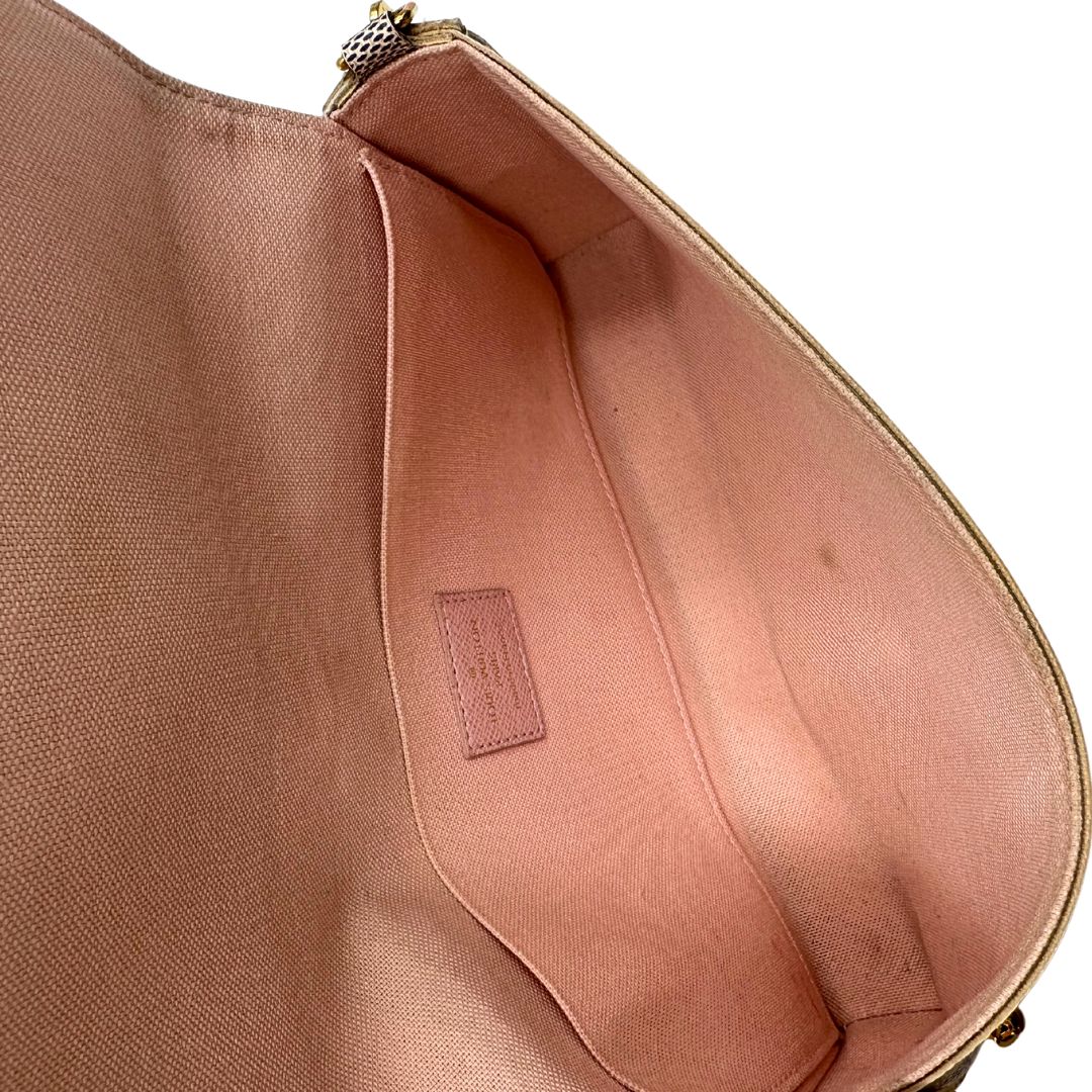 interno Borsa L.V. in canvas Damier Azur rifinita con parti metalliche dorate; munita di una tracolla in catena amovibile, un portacarte e un portamonete 