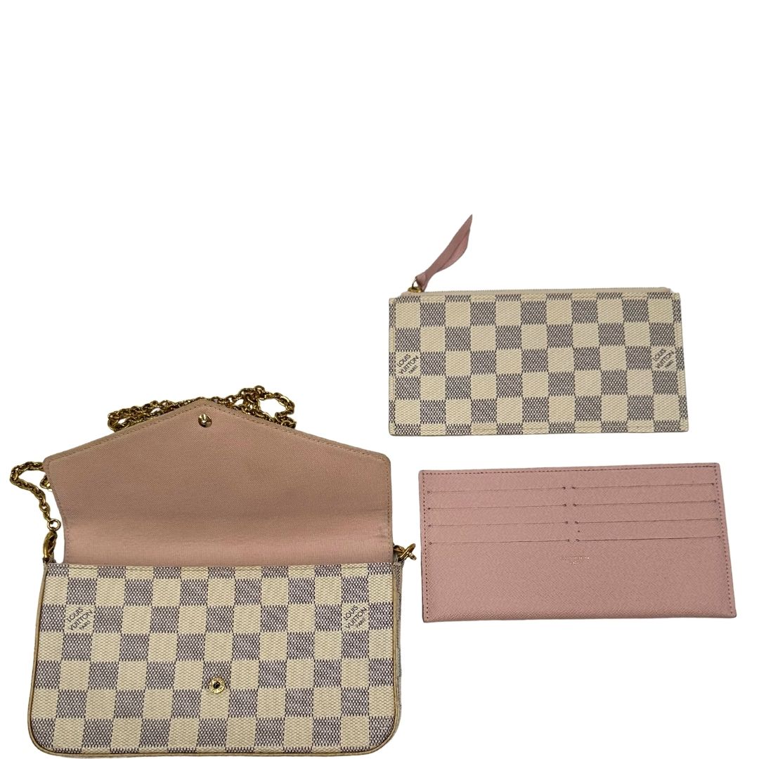 Borsa L.V. in canvas Damier Azur rifinita con parti metalliche dorate; munita di una tracolla in catena amovibile, un portacarte e un portamonete 