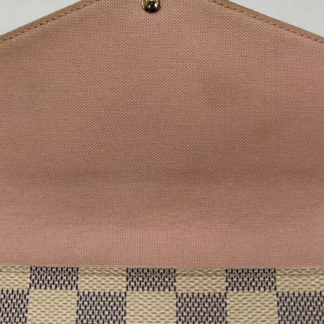 interno Borsa L.V. in canvas Damier Azur rifinita con parti metalliche dorate; munita di una tracolla in catena amovibile, un portacarte e un portamonete 