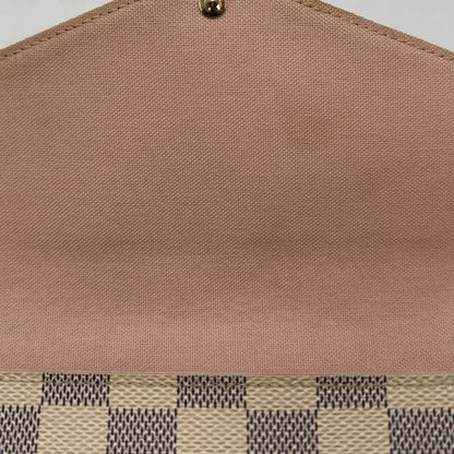 interno Borsa L.V. in canvas Damier Azur rifinita con parti metalliche dorate; munita di una tracolla in catena amovibile, un portacarte e un portamonete 