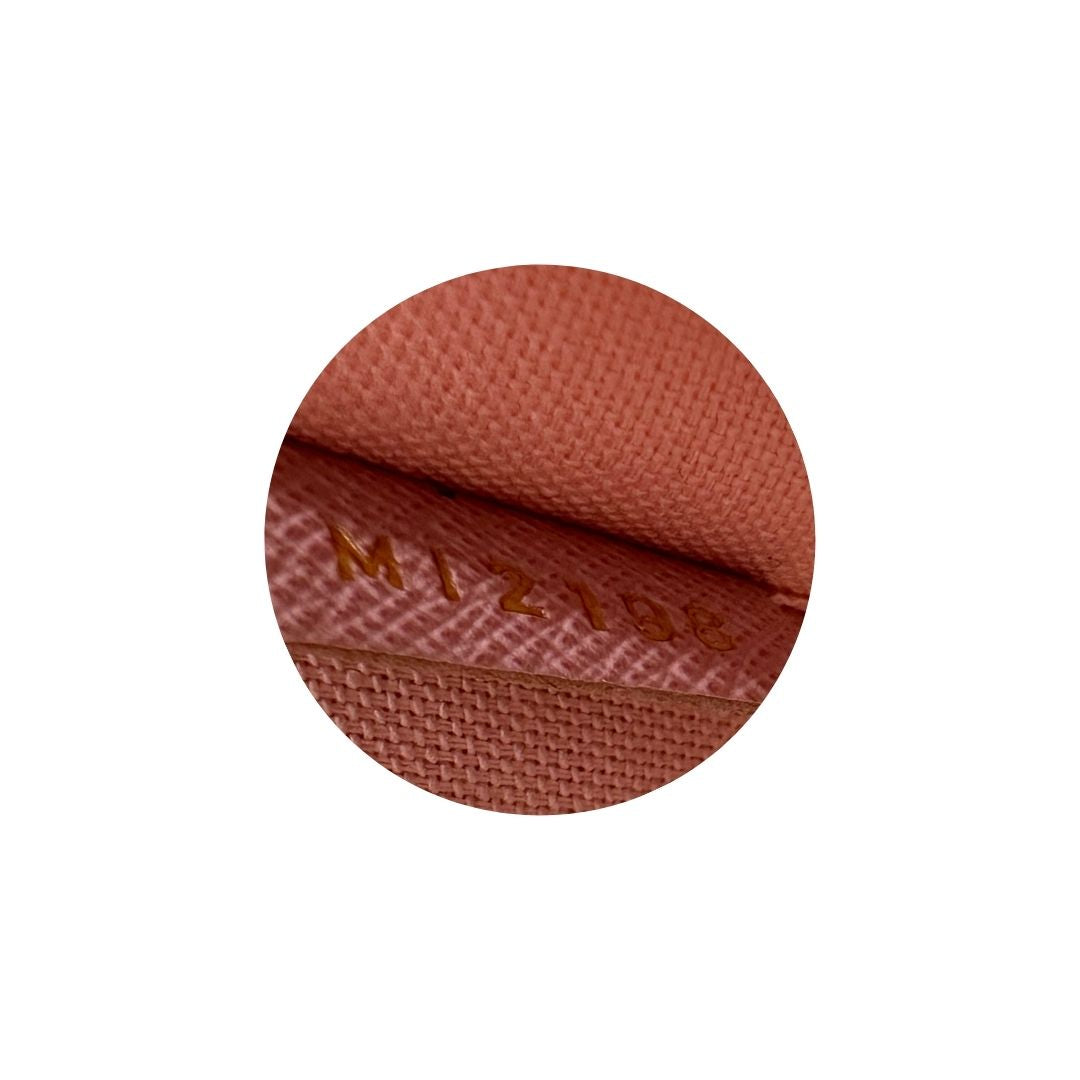 interno Borsa L.V. in canvas Damier Azur rifinita con parti metalliche dorate; munita di una tracolla in catena amovibile, un portacarte e un portamonete 