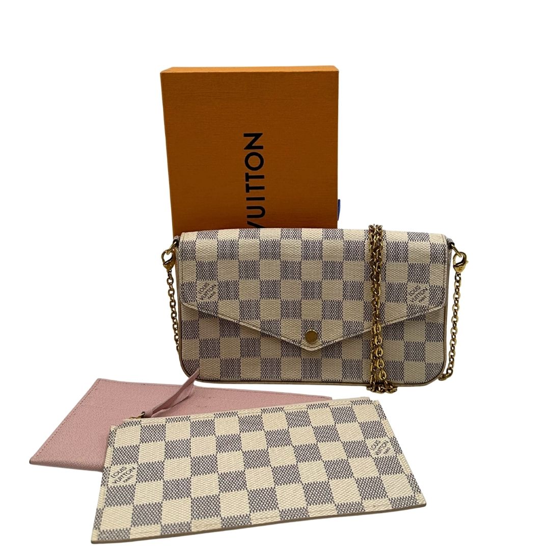 scatola Borsa L.V. in canvas Damier Azur rifinita con parti metalliche dorate; munita di una tracolla in catena amovibile, un portacarte e un portamonete 