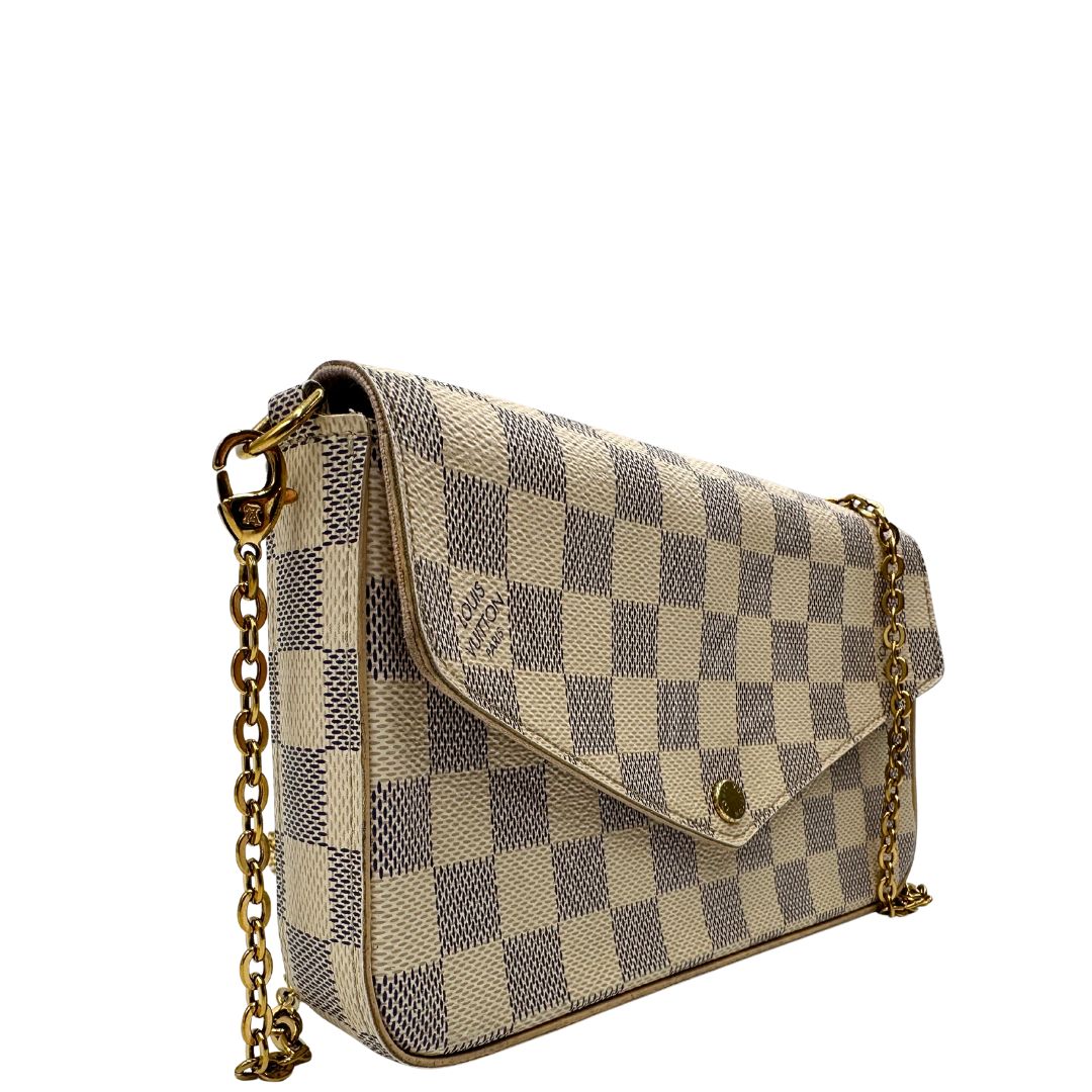 lato Borsa L.V. in canvas Damier Azur rifinita con parti metalliche dorate; munita di una tracolla in catena amovibile, un portacarte e un portamonete 