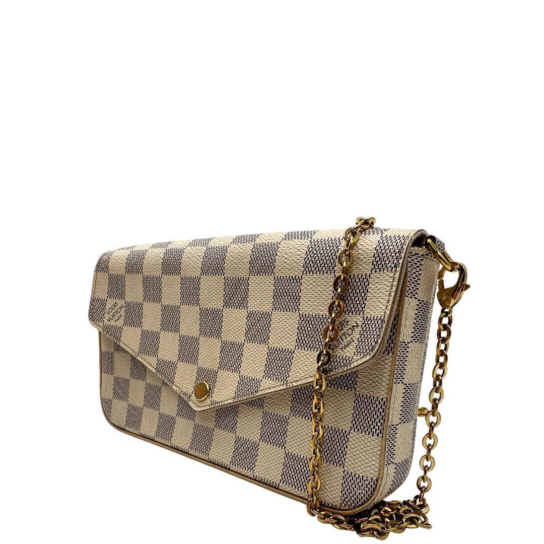 lato Borsa L.V. in canvas Damier Azur rifinita con parti metalliche dorate; munita di una tracolla in catena amovibile, un portacarte e un portamonete 