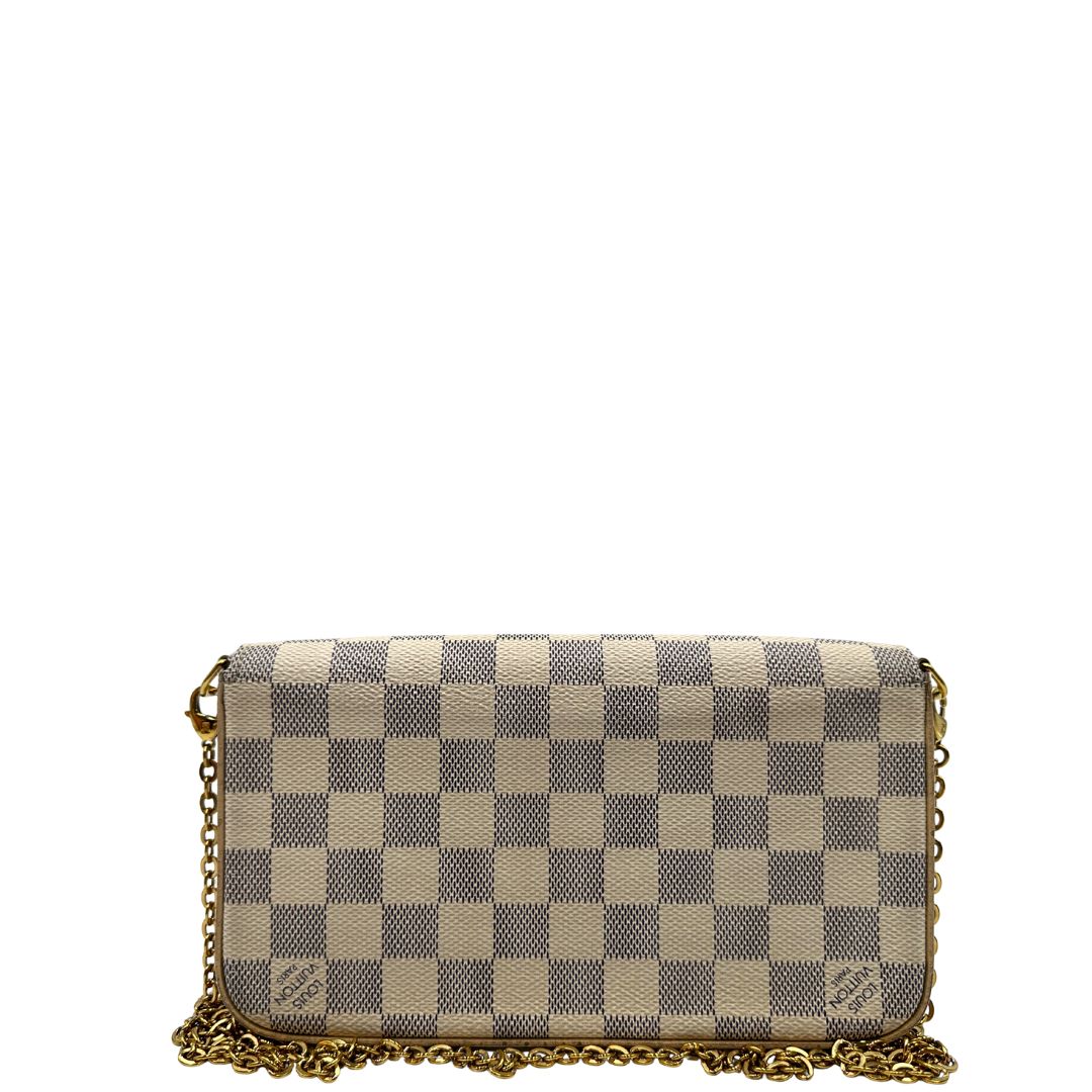 retor Borsa L.V. in canvas Damier Azur rifinita con parti metalliche dorate; munita di una tracolla in catena amovibile, un portacarte e un portamonete 