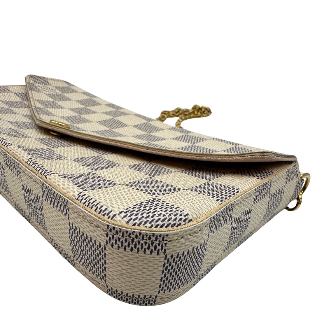 angolo Borsa L.V. in canvas Damier Azur rifinita con parti metalliche dorate; munita di una tracolla in catena amovibile, un portacarte e un portamonete 