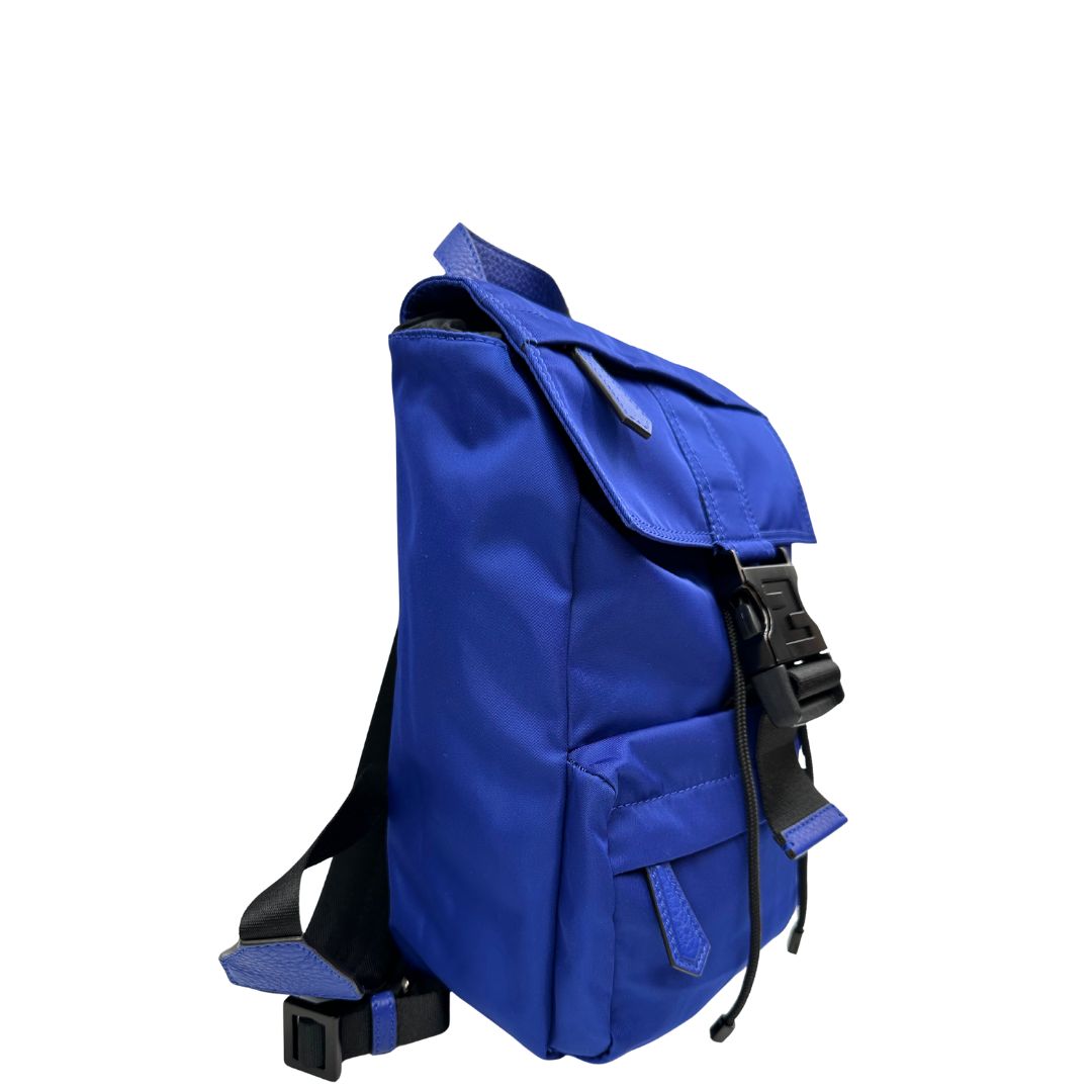 Laterale sinistro di uno zaino Fendi edizione limitata in Econyl di Aquafil blu reale rifinito con parti in pelle tono su tono; munito di una bretella regolabile. Retro traforato trama zucca in nero. Completo di dustbag e cartellino.