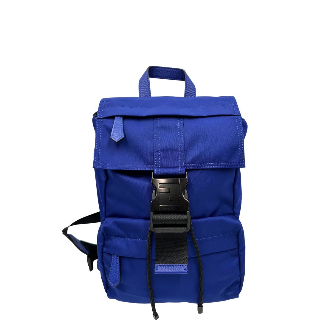 Front di uno zaino Fendi edizione limitata in Econyl di Aquafil blu reale rifinito con parti in pelle tono su tono; munito di una bretella regolabile. Retro traforato trama zucca in nero. Completo di dustbag e cartellino.