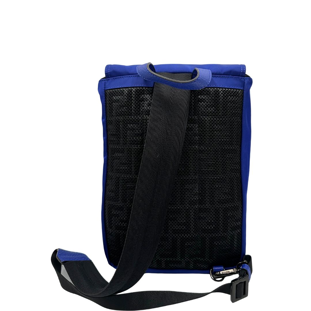 Retro di uno zaino Fendi edizione limitata in Econyl di Aquafil blu reale rifinito con parti in pelle tono su tono; munito di una bretella regolabile. Retro traforato trama zucca in nero. Completo di dustbag e cartellino.