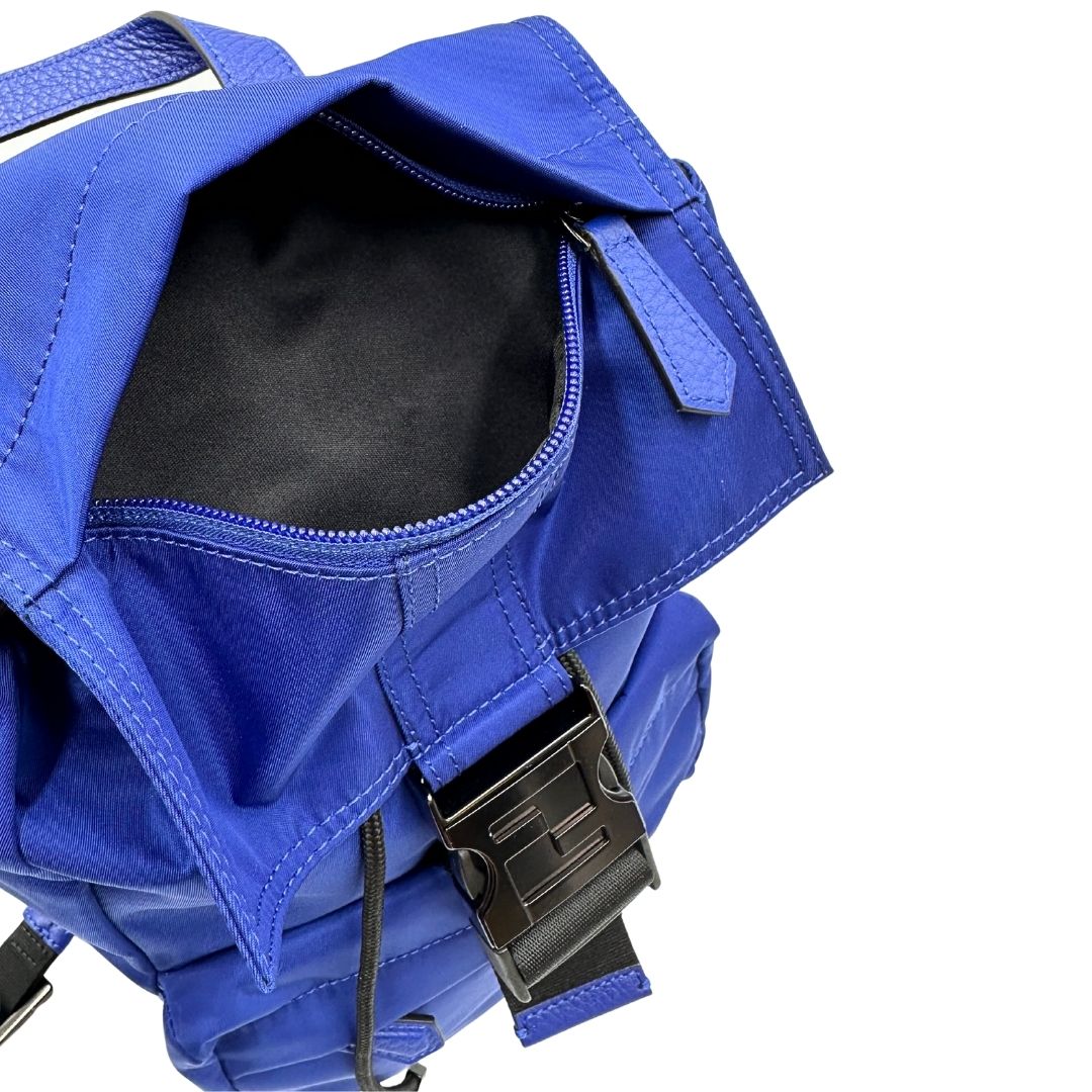 Interno di uno zaino Fendi edizione limitata in Econyl di Aquafil blu reale rifinito con parti in pelle tono su tono; munito di una bretella regolabile. Retro traforato trama zucca in nero. Completo di dustbag e cartellino.